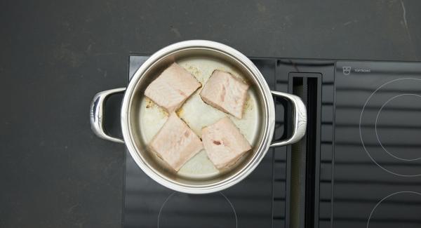 Roast until the turning point at 90 °C has been reached using the Audiotherm. Turn the salmon over, switch off the hob and leave to stand for approx. 3 minutes with the lid on.