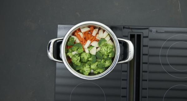 Place cut vegetables dripping wet in pot, place on hob, set it at highest level. Switch on Audiotherm, enter approx. 8 minutes cooking time in the Audiotherm, fit it on Visiotherm and turn it until the vegetable symbol appears. As soon as the Audiotherm beeps on reaching the vegetable window, set at low level and cook until done.
