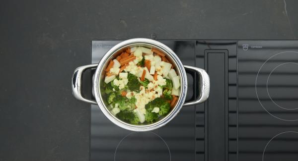 Place pot into the inverted lid, place Navigenio overhead and set at highest level. While the Navigenio flashes red/blue, enter approx. 5 minutes in the Audiotherm and gratinate. Sprinkle with almond sticks.