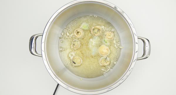 Turn shrimps, mushrooms and broccoli in the remaining flour mixture. As soon as the Audiotherm beeps on reaching the roasting window, set at level 3. Pull the first portion of the roast food through the tempura dough and put it directly into the Wok.