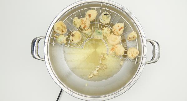 Hang the draining rack in the Wok and let the deep-fried food drip off briefly. Then place on kitchen paper and deep-fry the rest of the food.