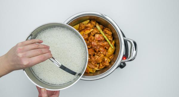 Mix washed rice, water and salt in Softiera bowl, place in pot on the chicken and close everything with the lid.