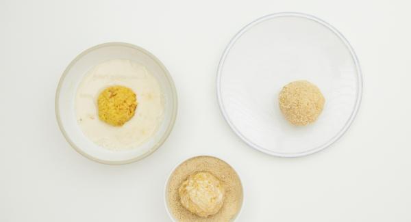 Mix rice flour with approx. 200 ml water smoothly. First put the rice balls in the rice dough and then roll in breadcrumbs.