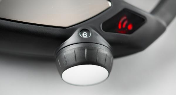 Pour oil into the large HotPan, cover with the lid and place pot on Navigenio. Set Navigenio at level 6 and heat up until the roasting window appears with the help of Audiotherm.