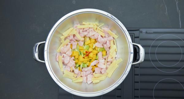 Drip-wet leek and two thirds of the mango cubes into a Wok, spread chili cubes, bamboo shoots and pieces of fish over it.