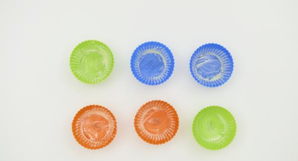 If necessary, grease six muffin moulds (approx. 50 ml each) and fill with dough. Place them into the Softiera insert.