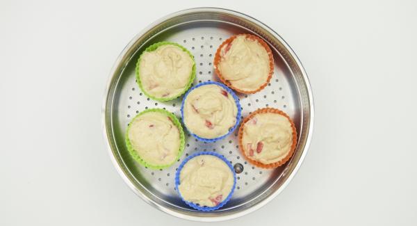 If necessary, grease six muffin moulds (approx. 50 ml each) and fill with dough. Place them into the Softiera insert.