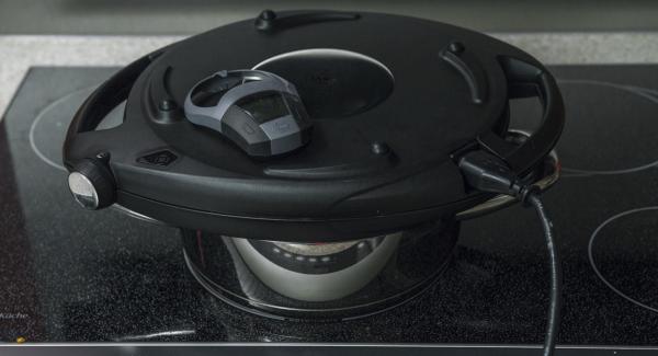 Place pot on the hob and set it at low level. Place Navigenio overhead and set it at low level, too. As long as Navigenio flashes red/blue, switch on Audiotherm and enter approx. 40 minutes baking time.