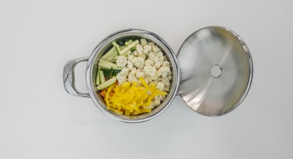 Mix the vegetables and put them dripping wet in a pot. Place on Navigenio and set it at  "A", switch on Audiotherm, enter approx. 15 minutes cooking time in the Audiotherm, fit it on Visiotherm and turn it until the vegetable symbol appears.