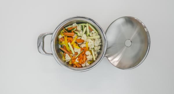 Mix the vegetables and put them dripping wet in a pot. Place on Navigenio and set it at  "A", switch on Audiotherm, enter approx. 15 minutes cooking time in the Audiotherm, fit it on Visiotherm and turn it until the vegetable symbol appears.