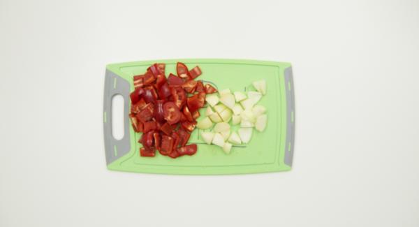 Peel and chop the onions, clean the peppers and cut into cubes. Cut the goulash into small cubes.