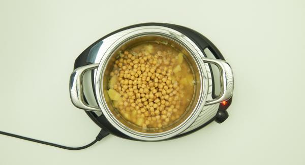 Add the chickpeas together with the soaking water, chorizo and Intenso. Mix everything well and close with the Secuquick softline.