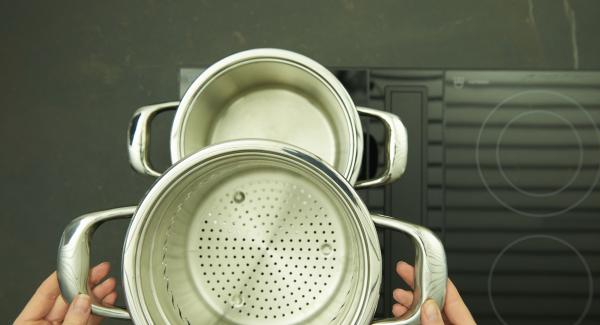 Fill the pot with water using the NonSoloPasta insert and place the lid on it. Put it on the hob, set it to the highest level and bring the water to the boil. Add salt and pasta and cook for approx. 7 minutes (according to package instructions) until al dente.