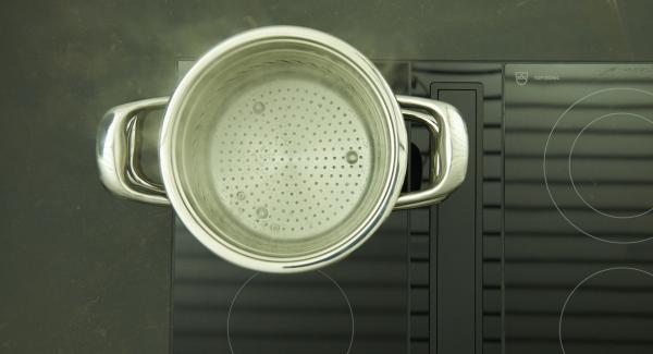 Fill the pot with water using the NonSoloPasta insert and place the lid on it. Put it on the hob, set it to the highest level and bring the water to the boil. Add salt and pasta and cook for approx. 7 minutes (according to package instructions) until al dente.