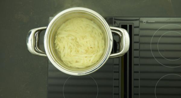 Fill the pot with water using the NonSoloPasta insert and place the lid on it. Put it on the hob, set it to the highest level and bring the water to the boil. Add salt and pasta and cook for approx. 7 minutes (according to package instructions) until al dente.