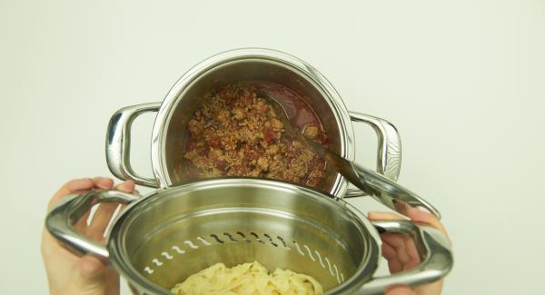 Remove the NonSoloPasta insert from the pot and drain. Mix sauce and noodles and refine with parmesan.