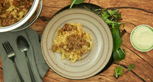 Remove the NonSoloPasta insert from the pot and drain. Mix sauce and noodles and refine with parmesan.