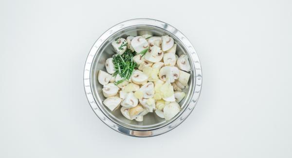 Peel the garlic and cut into slices. Pluck herb twigs into small pieces. Mix everything with the olive oil.