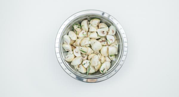 Peel the garlic and cut into slices. Pluck herb twigs into small pieces. Mix everything with the olive oil.