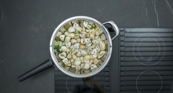 As soon as the Audiotherm beeps on reaching the roasting window, set hob to a low level, add the prepared mushrooms and roast for approx. 2 minutes.