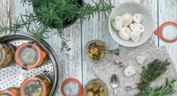 At the end of cooking time, place Secuquick in an inverted lid and leave it to depressurise by itself. Open and let the glasses cool down a little, take them out and let them cool down completely.