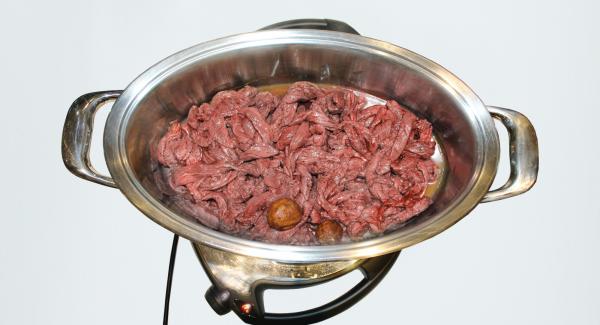 As soon as  the Audiotherm beeps on reaching the roasting window, lift up the lid, roast meat slices on all sides.