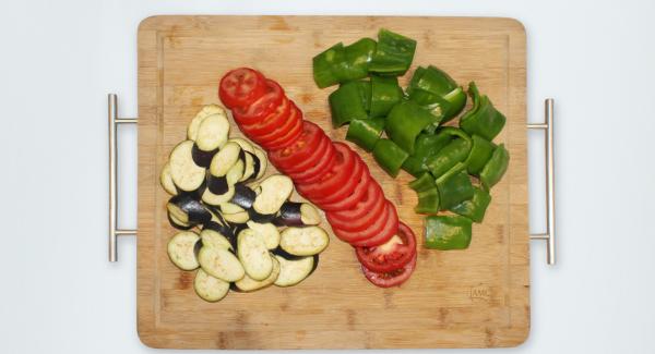 Peel partially the eggplant, cut it into thick circles, as well as the green pepper and tomatoes (1 cm thick).