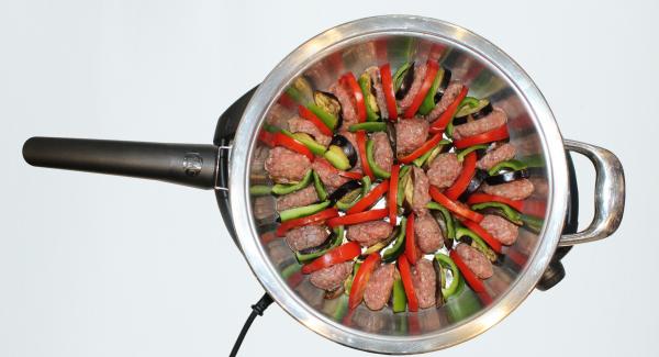 Arrange the ingredients gradually and circularly in the pan (first meat, then eggplant, then pepper and finally tomato, and repeat).