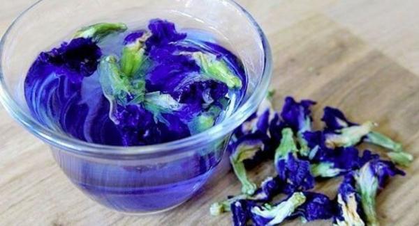 Put all ingredients into the Softiera bowl with butterfly pea flowers on top.