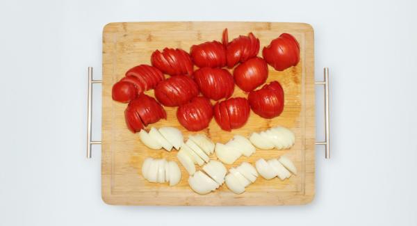 Peel onions and cut with the tomatoes into thin slices.
