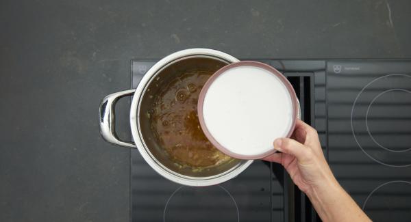 As soon as the Audiotherm beeps on reaching the roasting window, set at low level and roast the spices briefly. Add water, coconut milk, fish sauce and sesame oil.