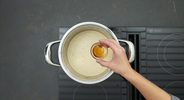 As soon as the Audiotherm beeps on reaching the roasting window, set at low level and roast the spices briefly. Add water, coconut milk, fish sauce and sesame oil.