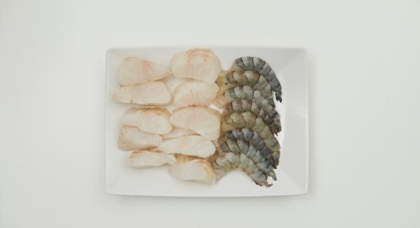 Cut the cod fillet into slices about 1 to 2 cm thick.