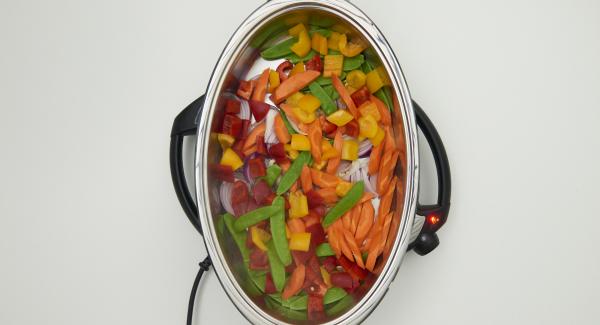 As soon as the Audiotherm beeps on reaching the roasting window, switch to level 2 and fry the vegetables for approx. 3 minutes. Add the curry paste and roast for approx. 2 minutes. Wash the rice well in a sieve with cold water, add to the sugar snap peas and mix well.