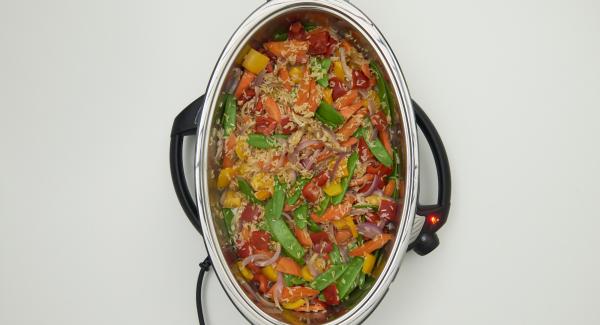 As soon as the Audiotherm beeps on reaching the roasting window, switch to level 2 and fry the vegetables for approx. 3 minutes. Add the curry paste and roast for approx. 2 minutes. Wash the rice well in a sieve with cold water, add to the sugar snap peas and mix well.