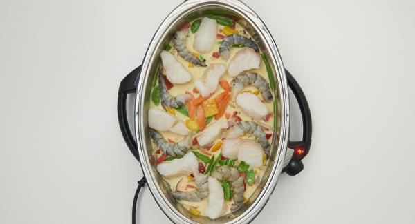 Place prawns and cod slices decoratively on the rice, set Navigenio at “A”. Enter 5 minutes cooking time in the Audiotherm and cook in the vegetable area.
