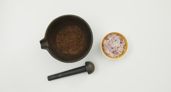 Put the coffee beans, salt, AMC Cho-Co (or cocoa powder) and AMC Intenso (or chili flakes) into a mortar and grind finely. Peel and finely chop the shallots.