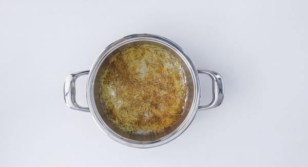 Place noodles in the cold pot. Place on a heat-resistant surface, place Navigenio overhead and set at high level. While the Navigenio flashes red/blue, enter approx. 7 minutes in the Audiotherm and gratinate noodles until they are all browned and finally remove.