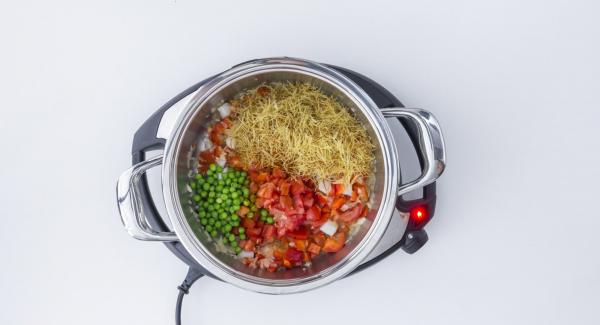 Add tomato cubes, noodles, peas, langoustines, paprika and fish broth. Mix everything together and close with Secuquick softline.