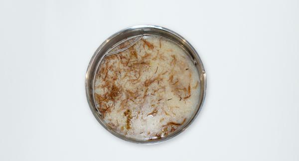 Place the vermicelli inside the Softiera bowl with the rice and a glass of water. Add a tablespoon of salt with a tablespoon of olive oil and stir.