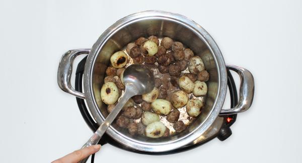 Add half a teaspoon of salt, the remaining cinnamon and black pepper. Stir slightly, add tomato puree, tomato paste, vinegar, 1 tbs spoon of olive oil, sumac, oregano. Mix well.