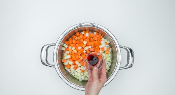 Add vegetable cubes dripping wet into the pot, add red wine, close with the lid and set Navigenio to  "A". Switch on Audiotherm, enter 10 minutes cookig time to the Audiotherm, fit it on Visiotherm and turn until the vegetable symbol appears.