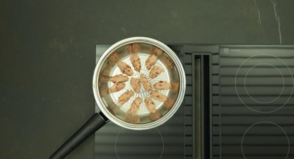 As soon as the Audiotherm beeps on reaching the roasting window, set hob at low level and place the dumplings in the HotPan. Brown the dumplings, turn them, then switch off hob, let them cook for about 4 minutes with the lid on, depending on the size.