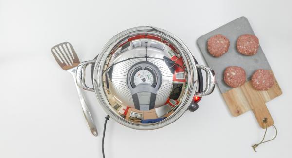 Place the HotPan on the hob and set it at highest level. Switch on Audiotherm, fit it on Visiotherm and turn until the roasting symbol appears.