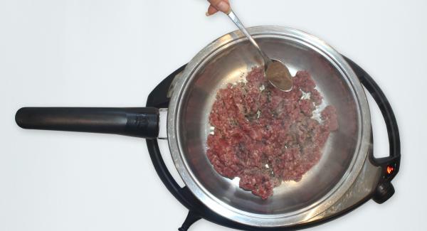 Add then the minced meat, let it become nicely colored and season it with sweet pepper.