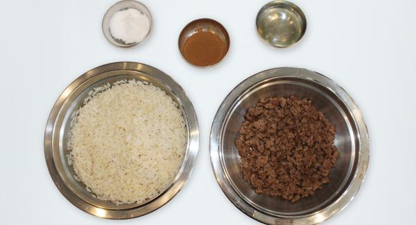Drain rice from water, mix with meat, cinnamon, oil and salt.