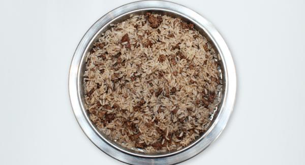 Drain rice from water, mix with meat, cinnamon, oil and salt.