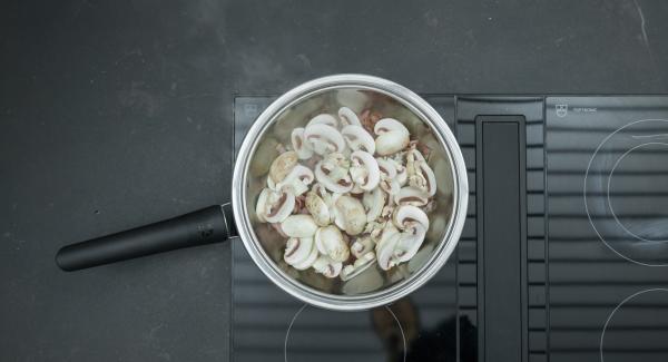 As soon as the Audiotherm beeps on reaching the roasting window, set hob at low level and roast the bacon crispy, add the mushrooms and roast with it.