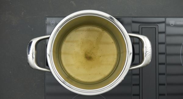 Place the pot with the vegetable broth on hob and set it at the highest level. Switch on Audiotherm, fit it on Visiotherm and turn it until the vegetable symbol appears.