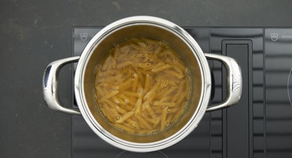 As soon as the Audiotherm beeps on reaching the vegetable window, set hob at low level, stir in noodles and put the lid back on.